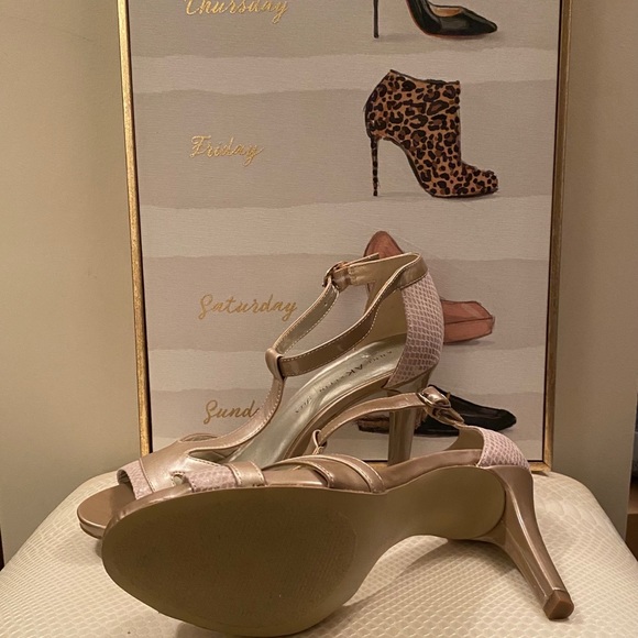NWOB Ann Klein flex T Strap peep toe heels - Picture 2 of 3